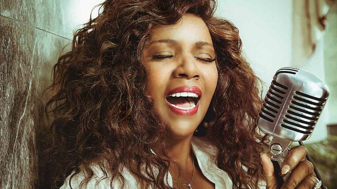 GLORIA GAYNOR